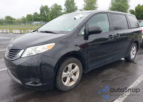 2012 Toyota Sienna Base 7 Passenger/Le 8 Passenger z USA, uszkodzony, nr VIN 5TDKA3DC7CS013826